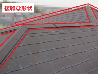 複雑な屋根形状　棟板金接合が多い
